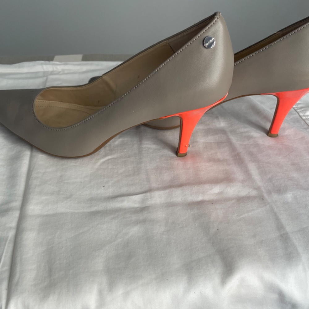 Calvin Klein Ashley pump. Mink and bright orange size 7.5 - Picture 6 of 10